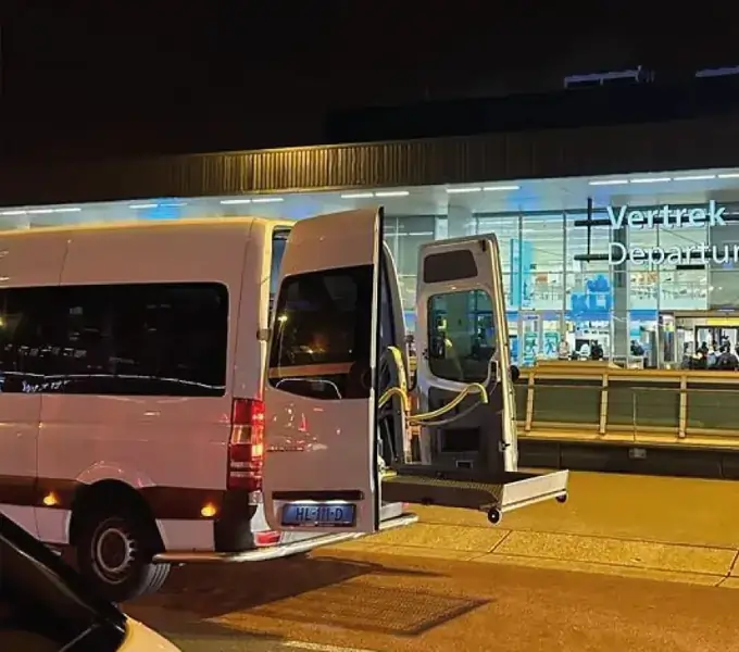 Rolstoelbus bij Schiphol voor reizigers uit Rosmalen